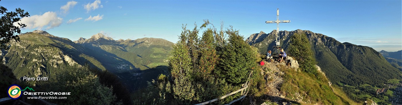 49 Vista panoramica dal pianoro della croce del Monte Catsello (1425 m).jpg